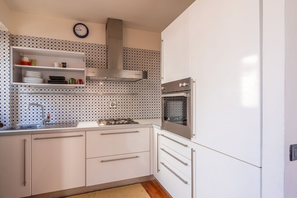 Fridge, oven, stovetop, coffee/tea maker