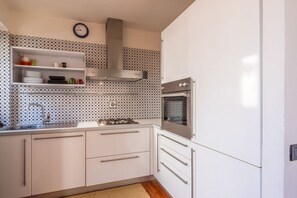 Fridge, oven, stovetop, coffee/tea maker