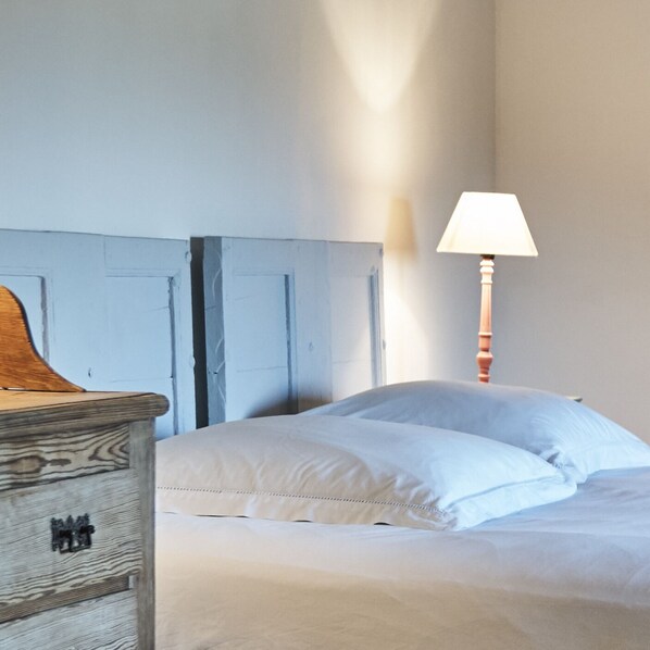 A bedroom with a bed, a nightstand, and a lamp. - La Cour du Marronnier (Pont-de-Barret)