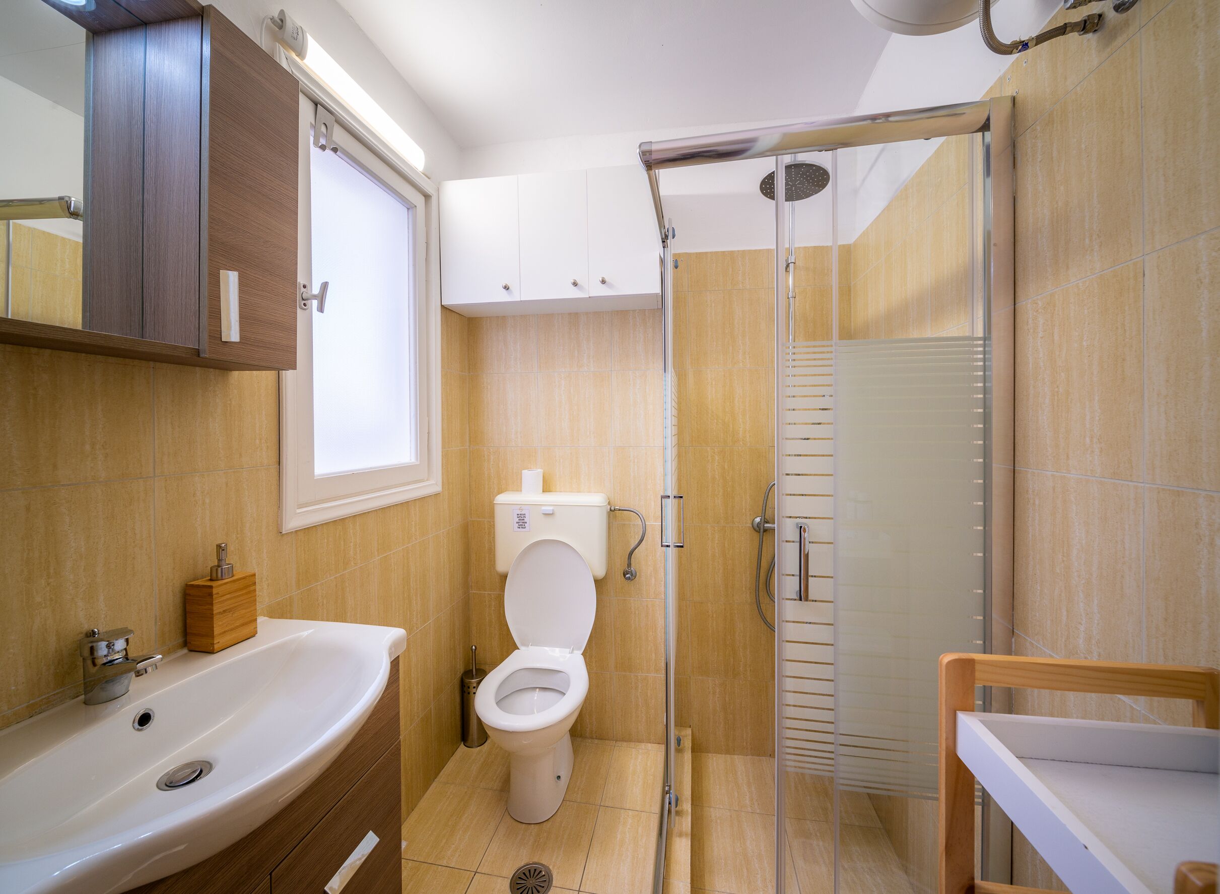 Apartamento | Banheiro | Chuveiro, produtos de toalete de grife, secador de cabelo 