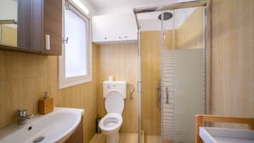 Apartamento | Banheiro | Chuveiro, produtos de toalete de grife, secador de cabelo