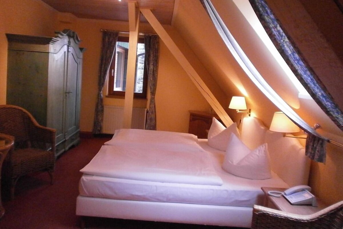 Een kluis op de kamer, een bureau, babybedden (toeslag), gratis wifi