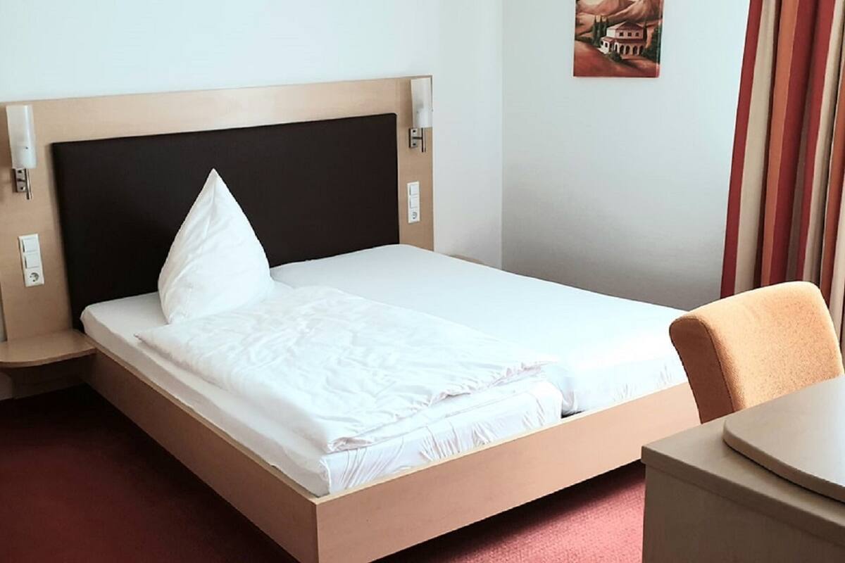 Comfort Double Room | Desk, WiFi (free), bed sheets