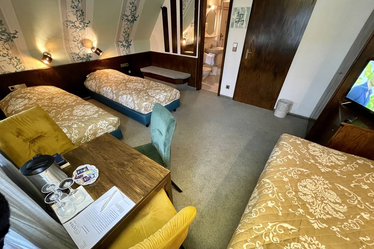 Basic Triple Room | Desk, WiFi (free), bed sheets