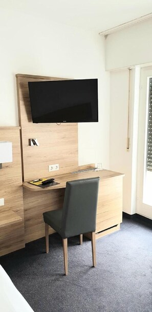 Een bureau, gratis wifi, beddengoed