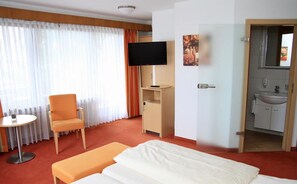 Comfort tweepersoonskamer | Een bureau, gratis wifi, beddengoed