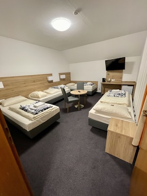 Basic Quadruple Room | Desk, free WiFi, bed sheets - LILTON Hotel Zuffenhausen (Stuttgart)