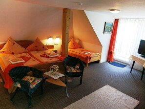 Family Triple Room | Individually decorated, rollaway beds, bed sheets