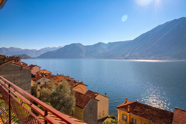 Une vue sur le lac, avec des bâtiments et des montagnes en arrière-plan.