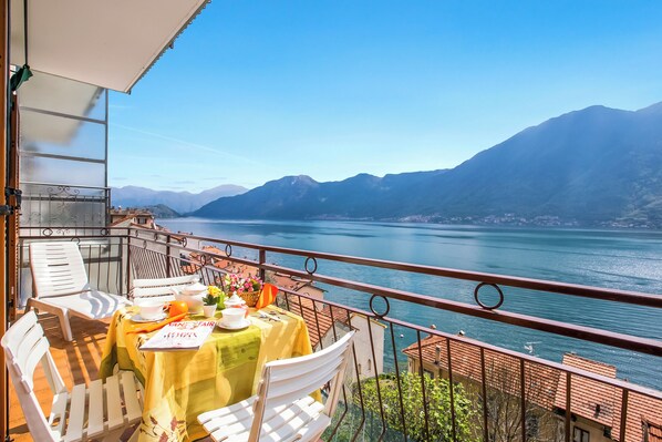 Outdoor dining - Bella Lake View, Colonno, Italy (Colonno)