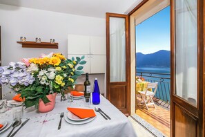 Outdoor dining - Bella Lake View, Colonno, Italy (Colonno)