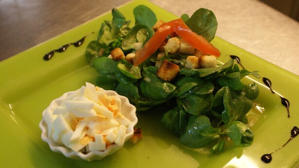 A plate with a salad, croutons, and a dollop of cream. - Storchen Hotel Garni (Rheinfelden (Baden))