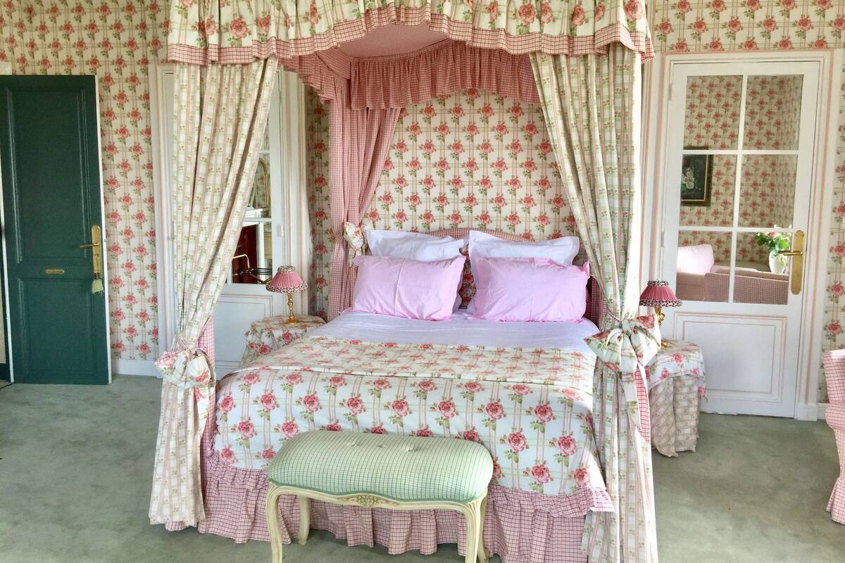 Romantic Suite (Spa Access & Massage included for 2)