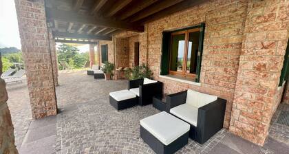 Villa Spaltri is immersed in the green of the hills in Lonato del Garda