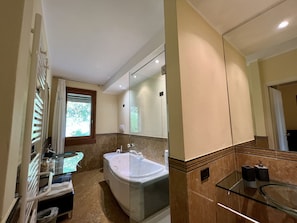 Ensemble douche/baignoire, sèche-cheveux, bidet, serviettes fournies