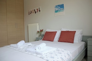 2 chambres, fer et planche à repasser, Wi-Fi gratuit, draps fournis