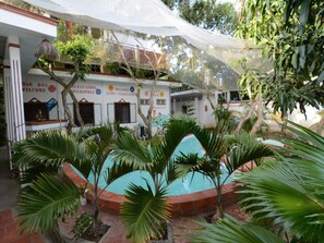 Outdoor pool, sun loungers - Happy Family Guesthouse (Long Ho)