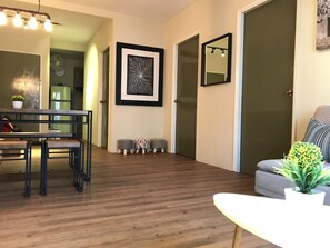Departamento, 3 habitaciones | Área de sala de estar | Televisión de pantalla plana 