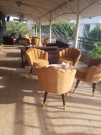 Bar (en la propiedad). Zeina Suites Abuja