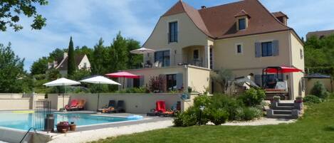 Una piscina al aire libre, una piscina climatizada
