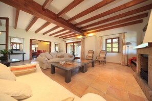 Fernseher, DVD-Player, Tischtennisplatte