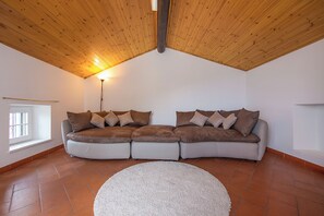 Televisie en een open haard