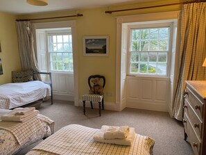 2 bedrooms, iron/ironing board, WiFi