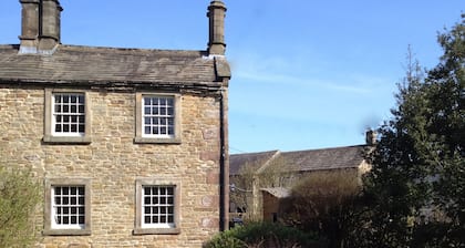 Attractive West London residnece sleeps 4-5