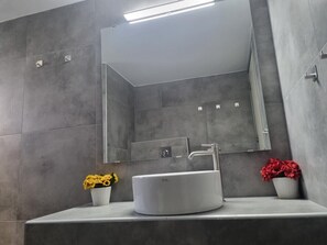 Een douche, gratis toiletartikelen, een haardroger, handdoeken