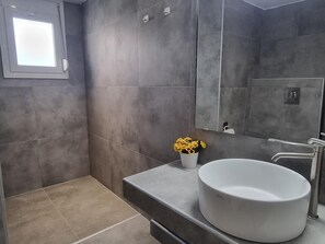 Regadera, amenidades de baño gratuitas, secadora de cabello, toallas 
