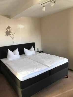 Tweepersoonskamer | Een bureau, geluiddichte muren, een strijkplank/strijkijzer, gratis wifi