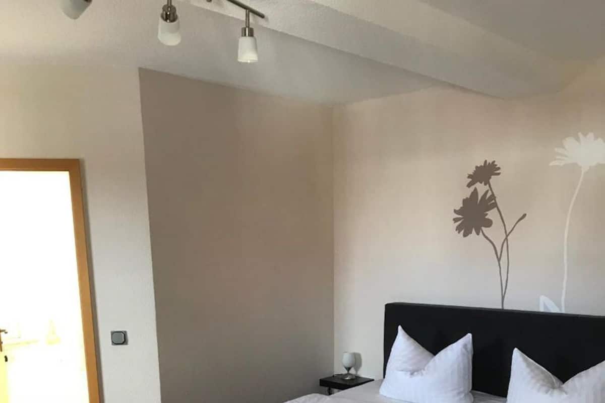 Tweepersoonskamer | Een bureau, geluiddichte muren, een strijkplank/strijkijzer, gratis wifi