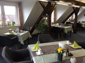 Dagelijks ontbijtbuffet (EUR 10 per persoon)