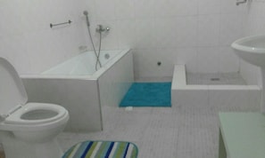 House, 3 Bedrooms | Bathroom | Shower, free toiletries, hair dryer, bidet - Devon Villas (Patang West)