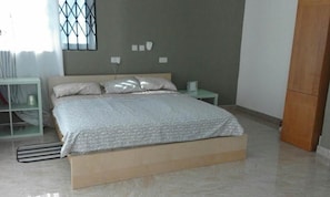 3 bedrooms, desk, soundproofing, iron/ironing board - Devon Villas (Patang West)