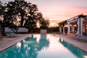 Una piscina infinita, sillones reclinables de piscina