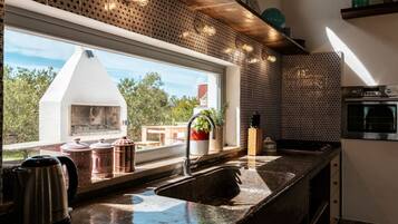 Een koelkast, een microgolfoven, een oven, een kookplaat