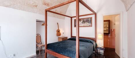 7 bedrooms, iron/ironing board, WiFi, bed sheets