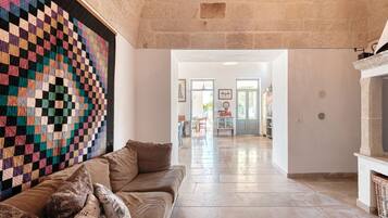 Fernseher, Kamin, Videospiele, Tischtennisplatte