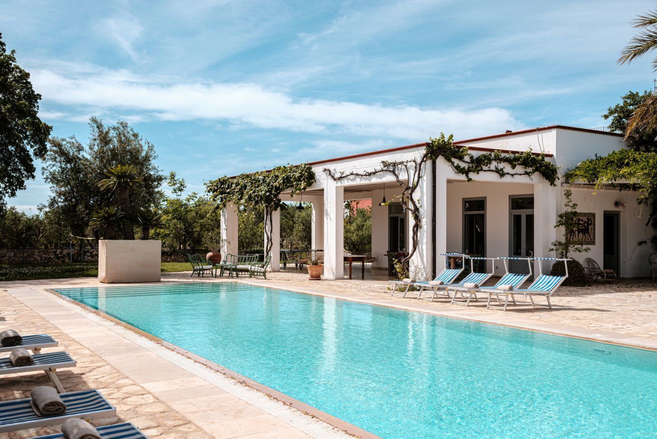 Piscine à débordement, chaises longues