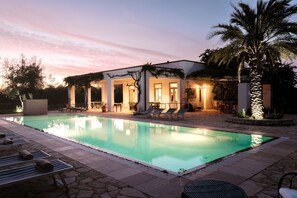 Una piscina infinita, sillones reclinables de piscina