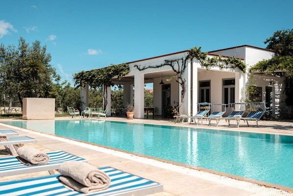 Piscina infinita, espreguiçadeiras