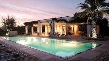 Außenpool, Infinity-Pool, Liegestühle