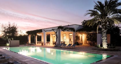 GrosszĂŒgige villa mit pool in Apulien