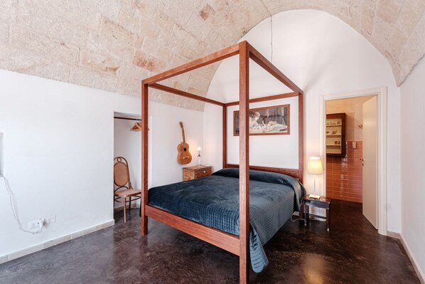 7 bedrooms, iron/ironing board, WiFi, bed sheets