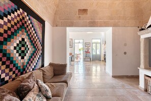 Televisión, chimenea, videojuegos, mesa de ping pong