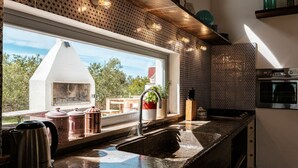 Wasserkocher mit Kaffee-/Teezubehör, Kühlschrank, Mikrowelle, Ofen