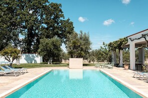 Piscine à débordement, chaises longues