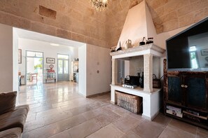 Fernseher, Kamin, Videospiele, Tischtennisplatte