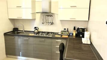 KĂŒhlschrank, Mikrowelle, Ofen, Herdplatte